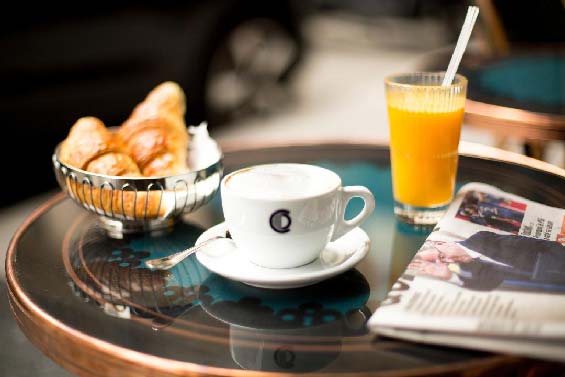 Petit déjeuner en terrasse